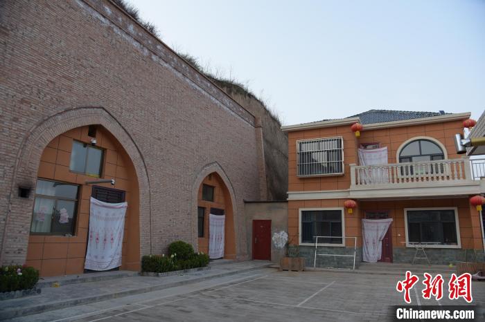 圖為慶陽市鎮(zhèn)原縣臨涇鎮(zhèn)路壕村加固后的窯洞農(nóng)房?！垖帉?攝