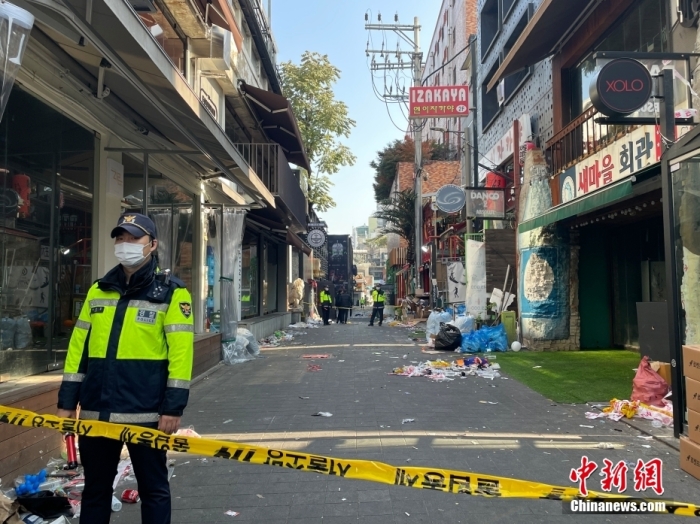 當(dāng)?shù)貢r(shí)間10月29日晚，韓國(guó)首爾龍山區(qū)梨泰院發(fā)生大規(guī)模踩踏事故。截至目前，首爾梨泰院踩踏事故已造成上百人死傷。這起事故發(fā)生在梨泰院一巷子內(nèi)，目前該巷子已封鎖。圖為當(dāng)?shù)貢r(shí)間10月30日，事發(fā)巷口已封路。 萬佳欣 攝