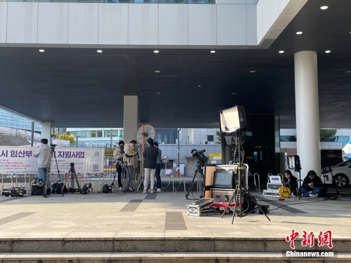 圖為當(dāng)?shù)貢r(shí)間10月30日，首爾漢南洞居民中心外的記者。 萬佳欣 攝