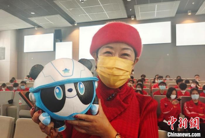 市民抱著毛絨公仔“星寶”留影?！￡懡B龍 攝