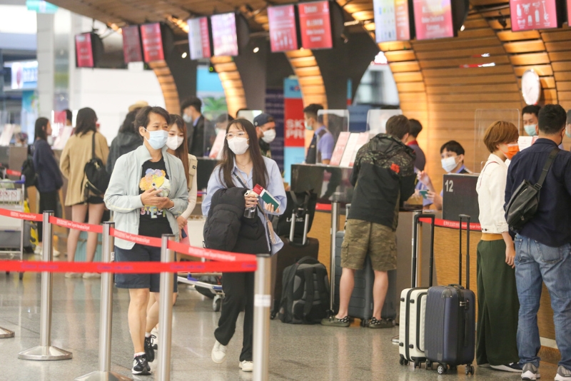圖為桃園機(jī)場(chǎng)出境旅客。(陳麒全攝).jpg