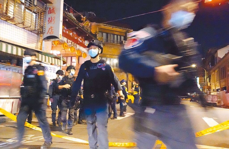 　　臺(tái)北市萬(wàn)華地區(qū)19日晚間發(fā)生槍擊事件，警力布署艋舺青山宮，警匪對(duì)峙一段時(shí)間后，槍手最后自戕。(姚志平攝).jpg