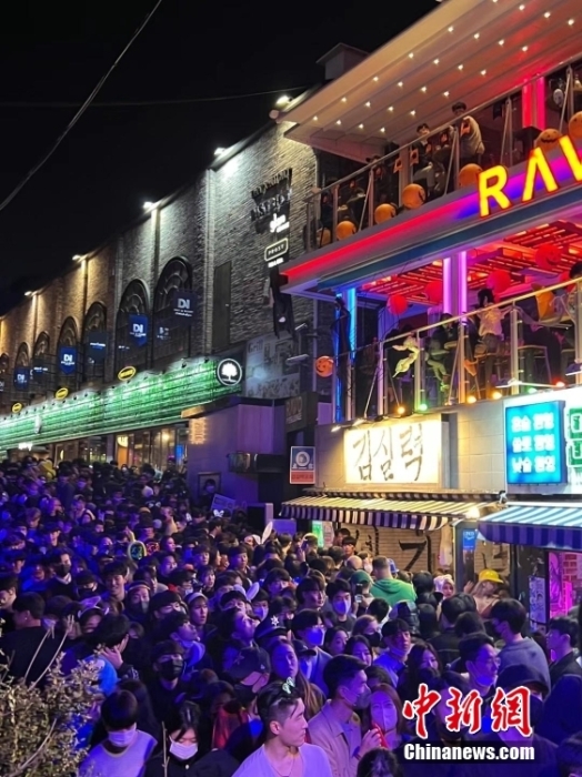 當(dāng)?shù)貢r間10月29日晚，韓國首爾龍山區(qū)梨泰院發(fā)生踩踏事故。圖為29日晚間，梨泰院附近聚集的人群。 <a target='_blank' href='/'>中新社</a>發(fā) 舒思 攝　