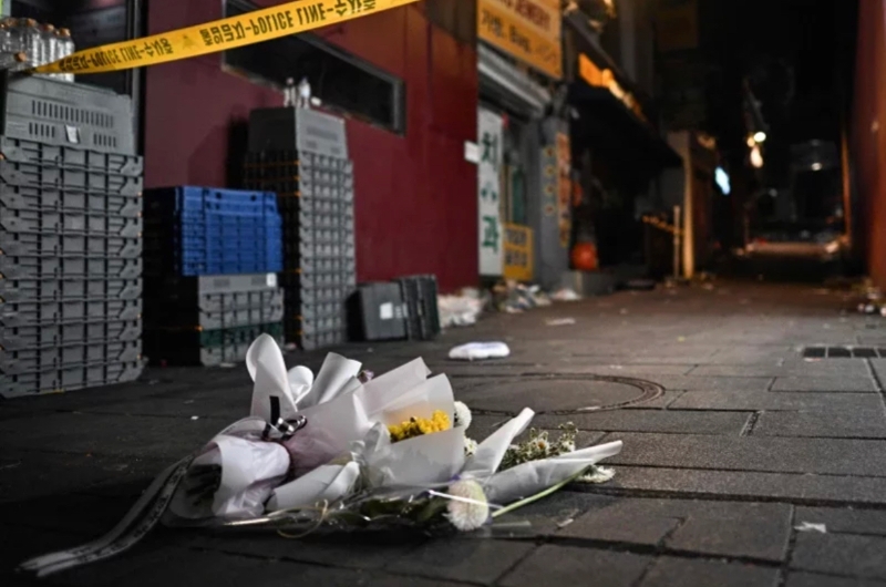 韓國(guó)首爾梨泰院10月29日晚發(fā)生嚴(yán)重踩踏事故，民眾以鮮花向罹難者致哀。（圖源：法新社）