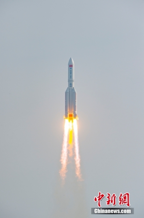 北京時(shí)間10月31日15時(shí)37分，搭載空間站夢天實(shí)驗(yàn)艙的長征五號B遙四運(yùn)載火箭，在中國文昌航天發(fā)射場準(zhǔn)時(shí)點(diǎn)火發(fā)射，約8分鐘后，夢天實(shí)驗(yàn)艙與火箭成功分離并準(zhǔn)確進(jìn)入預(yù)定軌道，發(fā)射任務(wù)取得圓滿成功。 <a target='_blank' href='/'>中新社</a>記者 侯宇 攝