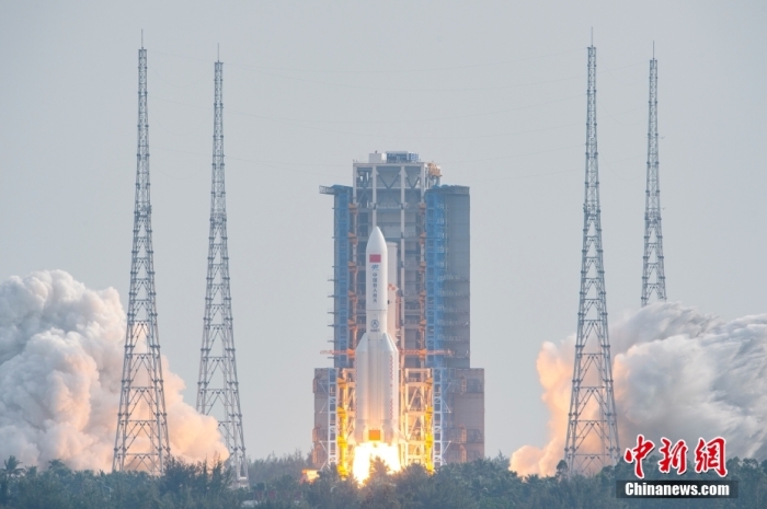 北京時(shí)間10月31日15時(shí)37分，搭載空間站夢天實(shí)驗(yàn)艙的長征五號B遙四運(yùn)載火箭，在中國文昌航天發(fā)射場準(zhǔn)時(shí)點(diǎn)火發(fā)射，約8分鐘后，夢天實(shí)驗(yàn)艙與火箭成功分離并準(zhǔn)確進(jìn)入預(yù)定軌道，發(fā)射任務(wù)取得圓滿成功。 <a target='_blank' href='/'>中新社</a>記者 侯宇 攝