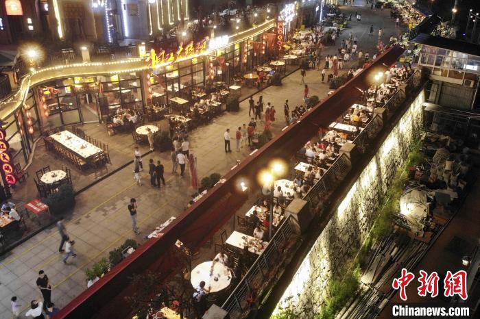 “中國十大夜經(jīng)濟影響力城市”長沙漁人碼頭的夜經(jīng)濟。　楊華峰 攝