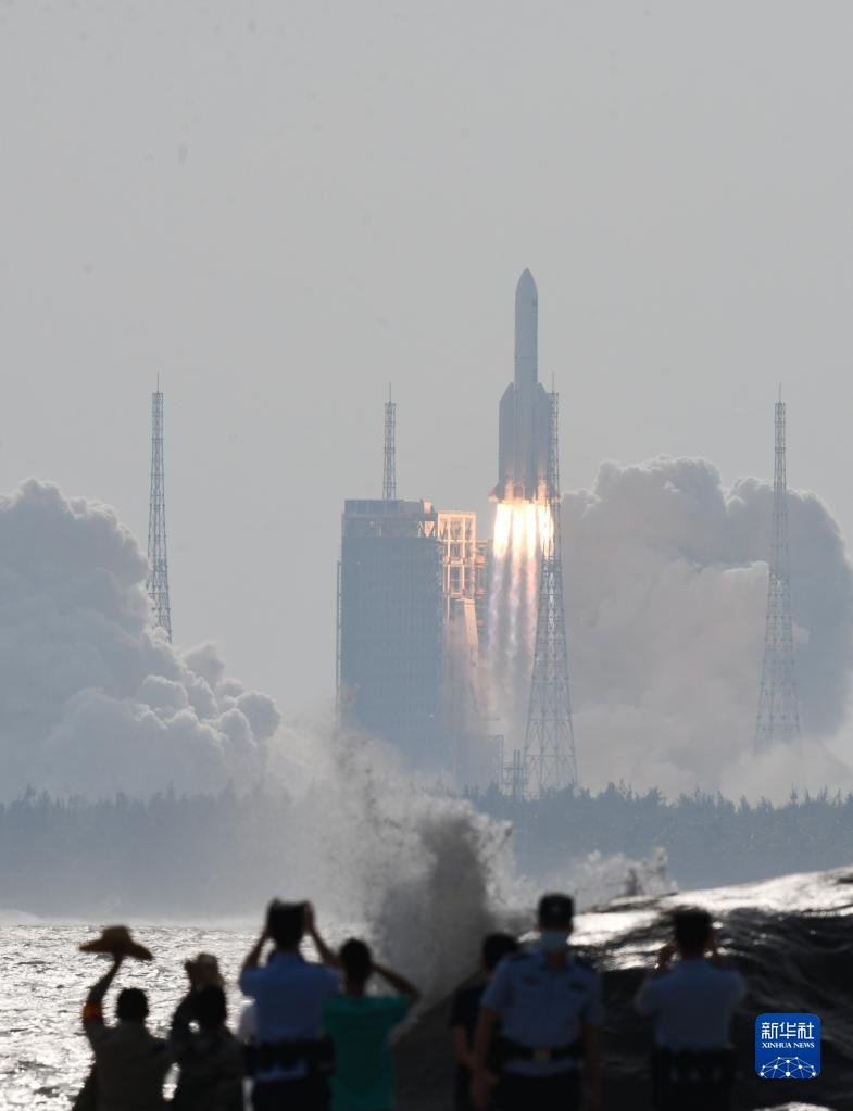 　10月31日15時37分，搭載空間站夢天實(shí)驗(yàn)艙的長征五號B遙四運(yùn)載火箭，在我國文昌航天發(fā)射場準(zhǔn)時點(diǎn)火發(fā)射，約8分鐘后，夢天實(shí)驗(yàn)艙與火箭成功分離并準(zhǔn)確進(jìn)入預(yù)定軌道，發(fā)射任務(wù)取得圓滿成功。新華社記者 楊冠宇 攝