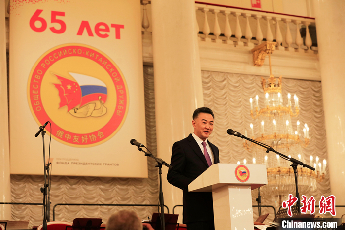 圖為中國駐俄羅斯使館臨時代辦孫煒東宣讀中國國家主席習(xí)近平賀信。 <a target='_blank' href='/'>中新社</a>記者 田冰 攝 　