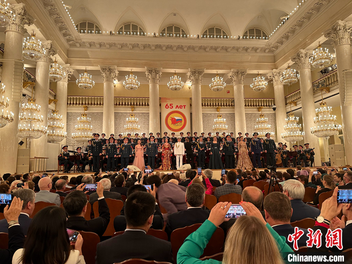 俄羅斯軍隊亞歷山大紅旗歌舞團獻上精彩演出。 <a target='_blank' href='/'>中新社</a>記者 田冰 攝