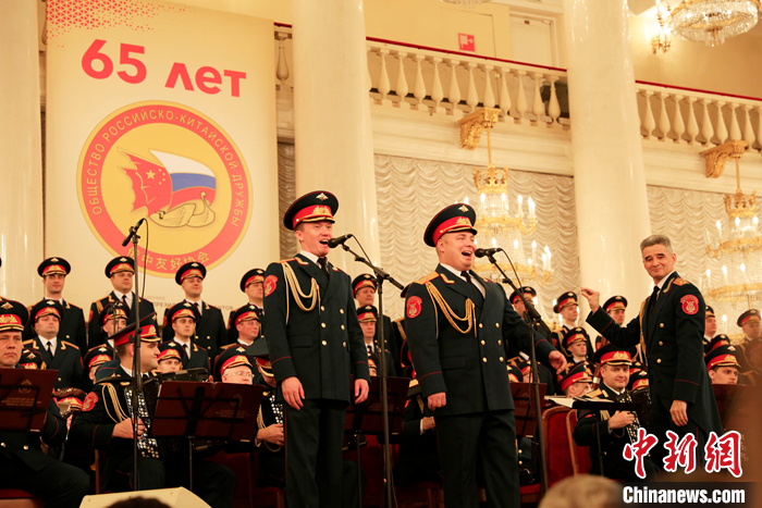 俄羅斯軍隊亞歷山大紅旗歌舞團獻上精彩演出。 <a target='_blank' href='/'>中新社</a>記者 田冰 攝