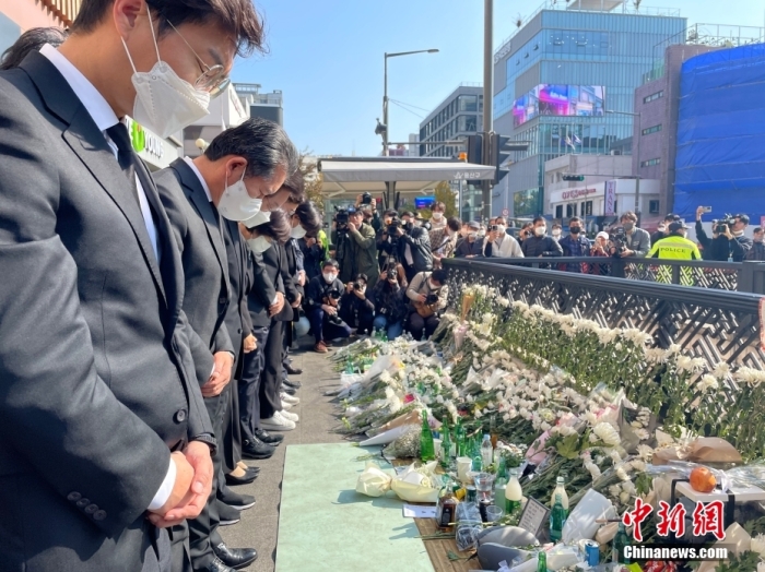 當?shù)貢r間2022年10月31日，韓國首爾市龍山區(qū)梨泰院站1號口，漢密爾頓酒店樓下，民眾送來鮮花和祭品悼念遇難者。29日晚間，首爾市龍山區(qū)梨泰院發(fā)生嚴重踩踏事故，截至當?shù)貢r間31日6時，首爾踩踏事故已造成154人遇難，149人受傷，其中33人重傷，116人輕傷。<a target='_blank' href='/'>中新社</a>記者 劉旭 攝