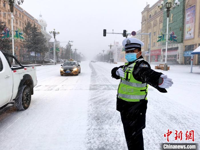 交警在街上引導(dǎo)車輛有序通行。　邵天李 攝