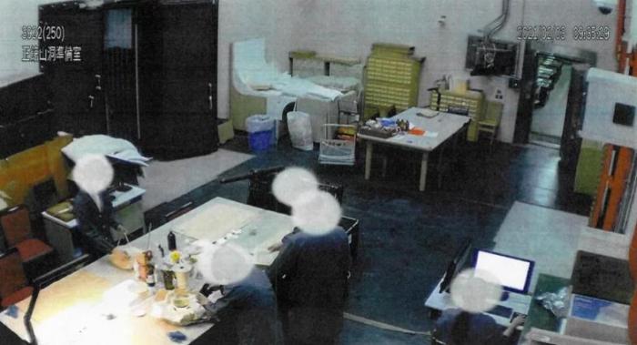 臺北故宮博物院編號16986“明 弘治款 嬌黃綠彩雙龍小碗”瓷器破損監(jiān)視器畫面。。圖片來源：臺灣《聯(lián)合報》翻攝自臺北故宮博物院調(diào)查報告。