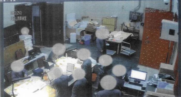 臺北故宮博物院編號編號007167“清 康熙款 暗龍白里小黃瓷碗”監(jiān)視器影像畫面。圖片來源：臺灣《聯(lián)合報》翻攝自臺北故宮博物院調(diào)查報告。