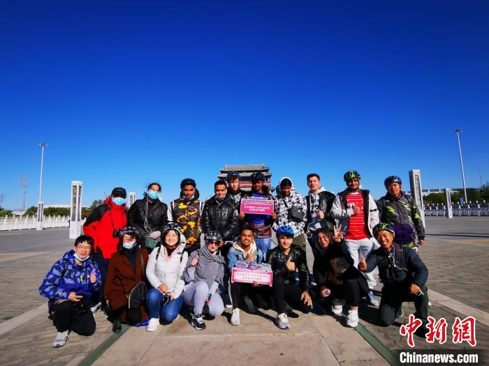 留學(xué)生們參加“北京中軸線走讀”騎行活動(dòng)?！　氨本╅喿x季·大學(xué)生讀書節(jié)”主辦方供圖