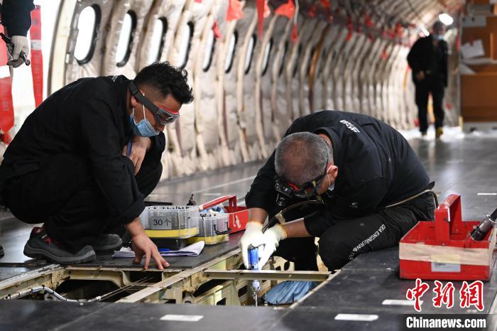 圖為有12年機(jī)齡的A320飛機(jī)正在進(jìn)行最高級(jí)別的“8C檢”定檢檢修。　李亞龍 攝