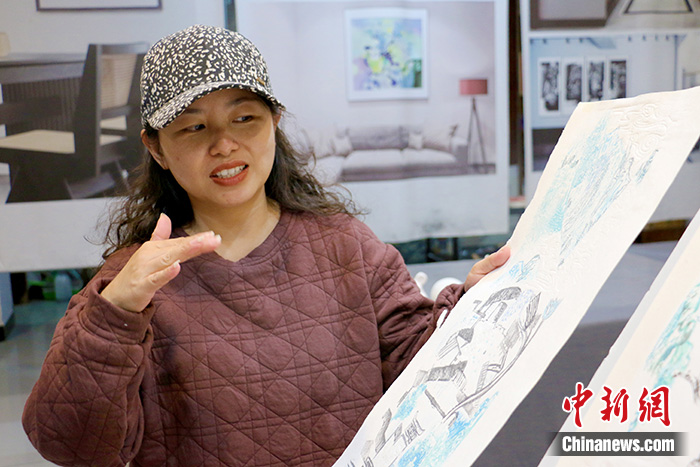 10月20日，在安徽省黃山市屯溪區(qū)的徽夢版畫藝術(shù)館里，“80后”徽派版畫傳承人薛寅在介紹自己的新作品?；张砂娈嬙从诳虝鹩谀纤?，盛于明中葉，注重白描和線條塑造，雕刻中盡顯磚、木、石、竹徽州四雕和徽墨歙硯的雕刻技藝。 <a target='_blank' href='/'>中新社</a>記者 張強(qiáng)　攝