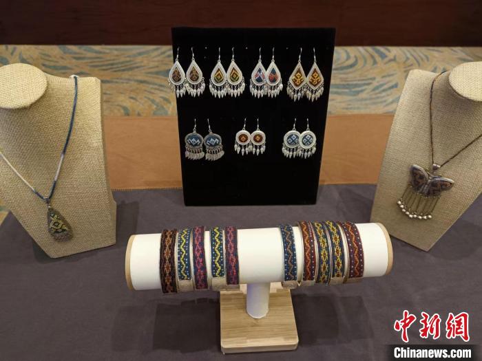 “母山咖啡”杯2022海南省第七屆旅游商品大賽1日在?？谂e行，圖為黎錦飾品?！?jiān)潞?攝