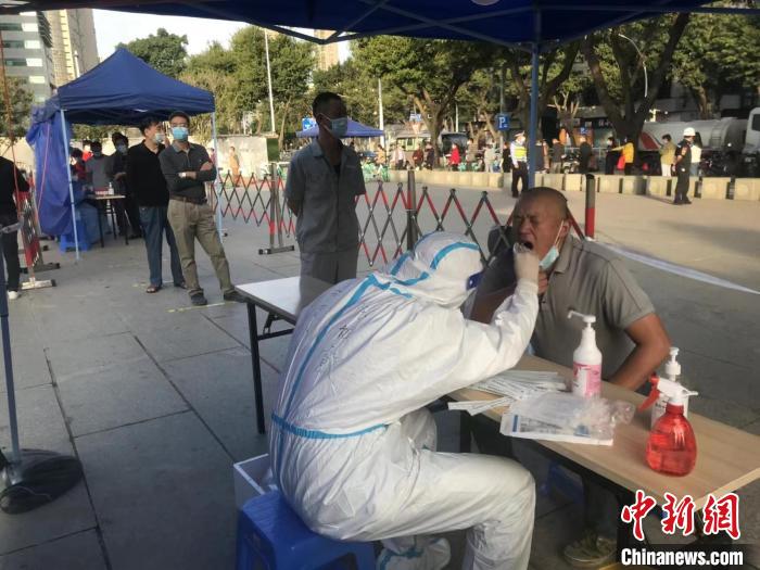 福州市皮膚病防治院臺(tái)籍副主任醫(yī)師陳柏叡正在進(jìn)行核酸采集?！「Ｖ菔信_(tái)協(xié)會(huì) 供圖