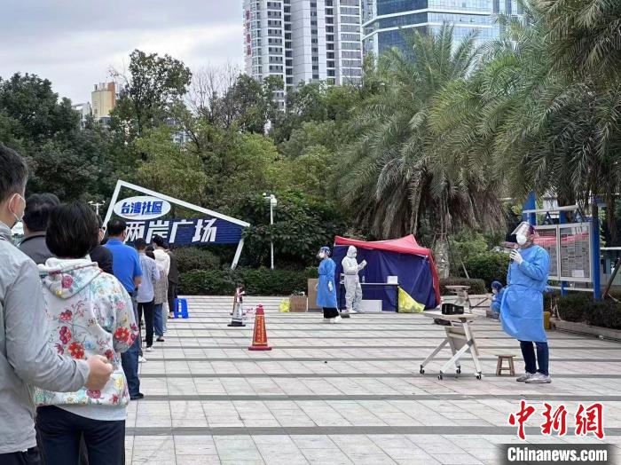 入住晉安區(qū)桂溪社區(qū)臺(tái)胞公寓的臺(tái)灣青年自發(fā)組成防疫志愿服務(wù)隊(duì)?！「Ｖ菔信_(tái)協(xié)會(huì) 供圖