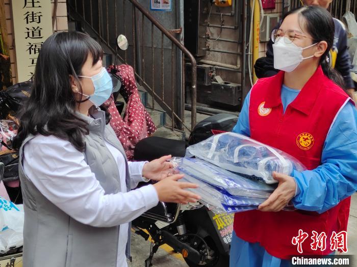 福州市臺(tái)胞投資企業(yè)協(xié)會(huì)向晉安區(qū)王莊街道福馬社區(qū)捐贈(zèng)防疫物資?！「Ｖ菔信_(tái)協(xié)會(huì) 供圖