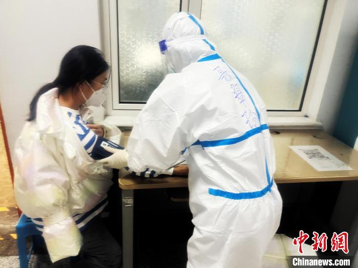 圖為聶翠玲幫孕婦做檢查?！罱鹕徆﹫D