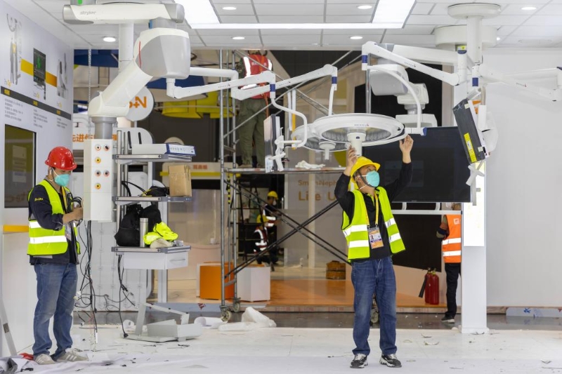 10月31日，國家會展中心（上海）內(nèi)布展工作正有序進行。新華社記者 王翔 攝