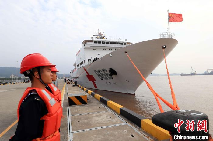 執(zhí)行“和諧使命-2022”任務(wù)的中國(guó)海軍“和平方舟”號(hào)醫(yī)院船從浙江舟山某軍港解纜啟航?！∑押Ｑ?攝