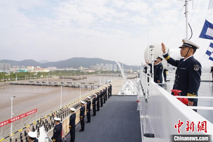 執(zhí)行“和諧使命-2022”任務(wù)的中國(guó)海軍“和平方舟”號(hào)醫(yī)院船從浙江舟山某軍港解纜啟航。　孫飛 攝