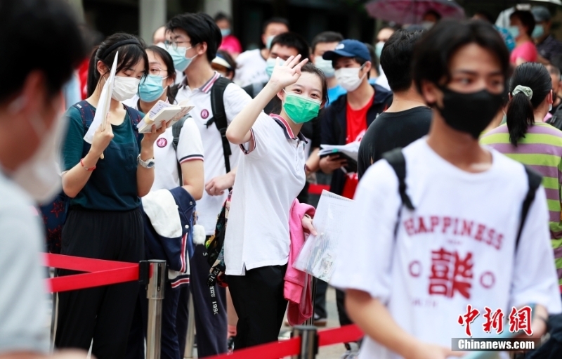 資料圖：一名考生在進(jìn)入考場(chǎng)前向家長(zhǎng)揮手致意。<a target='_blank' href='/'>中新社</a>記者 湯彥俊 攝