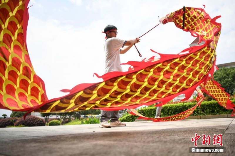 資料圖：低年級(jí)的學(xué)生為考生舞龍加油。 楊華峰 攝