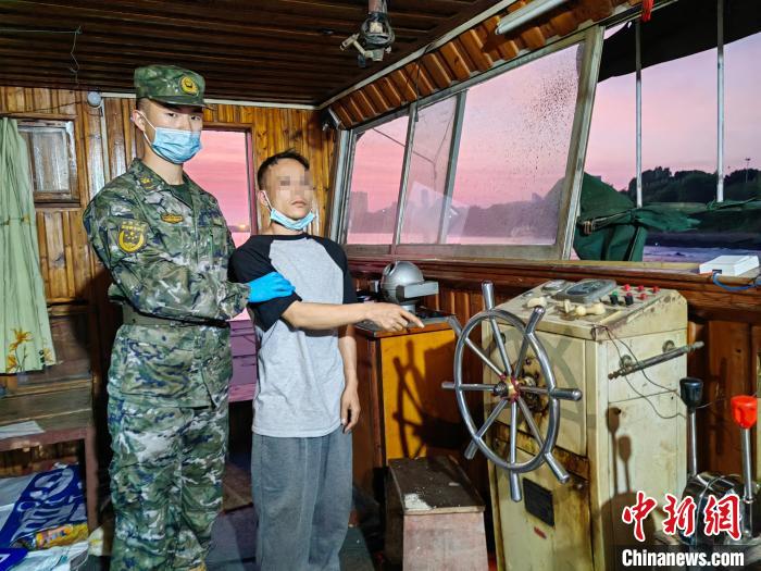 犯罪嫌疑人指認作案工具?！V東海警局 供圖