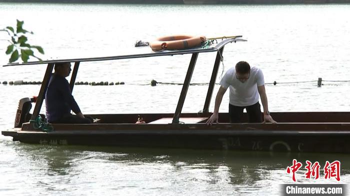 孫堅(右)查看水草生長情況?！∥骱蚬芾硖幑﹫D