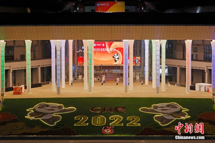 國家會展中心(上海)夜景璀璨奪目。 殷立勤 攝