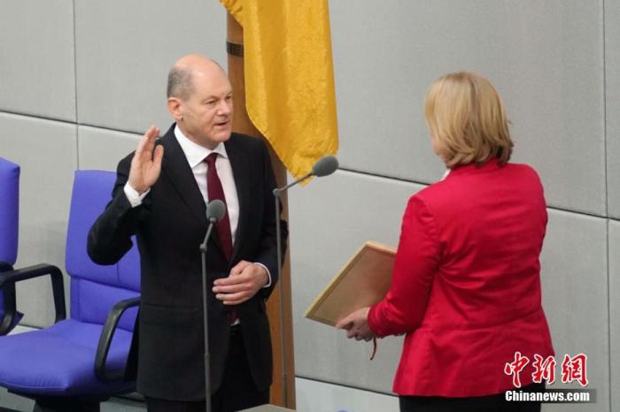 2021年12月8日，德國(guó)新任總理朔爾茨及新政府內(nèi)閣全體成員在柏林的德國(guó)聯(lián)邦議院宣誓就職。當(dāng)天下午，朔爾茨和默克爾在總理府舉行了交接儀式，新政府正式投入工作。圖為朔爾茨宣誓就職。 <a target='_blank' href='/'>中新社</a>記者 彭大偉 攝