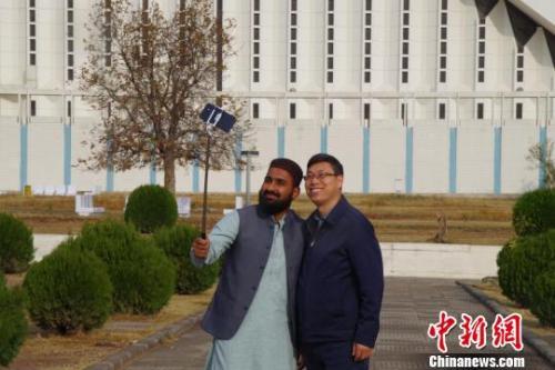 資料圖：巴基斯坦民眾和中國公民合影。陳靜 攝