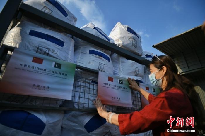 9月15日，中國天津市援助巴基斯坦友好省市的救災(zāi)物資，在天津市救災(zāi)物資儲(chǔ)備站裝車啟運(yùn)。<a target='_blank' href='/'>中新社</a>記者 佟郁 攝
