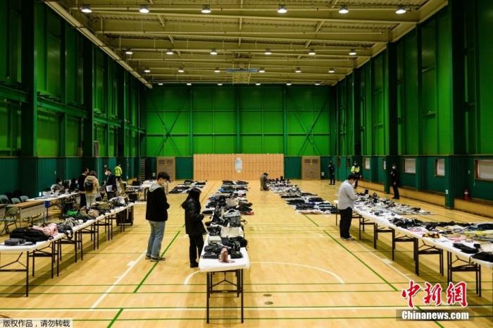 當(dāng)?shù)貢r(shí)間11月1日，首爾梨泰院區(qū)，警方從萬(wàn)圣節(jié)梨泰院踩踏事故現(xiàn)場(chǎng)取回的物品在體育館中等待遇難者家屬前來(lái)領(lǐng)取。