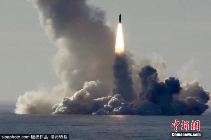 資料圖：俄羅斯堪察加半島，俄北方艦隊“尤里·多爾戈魯基”號核潛艇發(fā)射“布拉瓦“洲際彈道導彈。圖片來源：Sipaphoto版權作品 禁止轉載