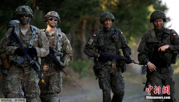 資料圖：波蘭士兵與美軍士兵聯(lián)合參與北約軍演。