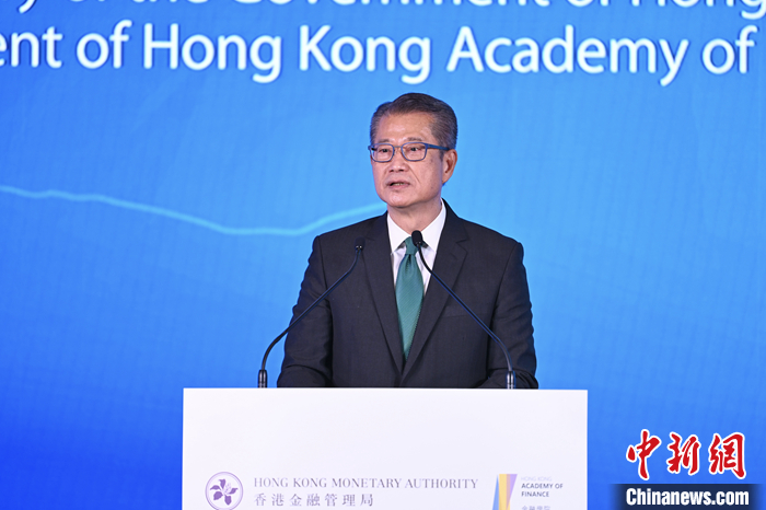 11月3日，香港金融管理局舉辦的國(guó)際金融領(lǐng)袖投資峰會(huì)在港交所的香港金融大會(huì)堂舉行“與國(guó)際投資者對(duì)話”研討會(huì)，特區(qū)政府財(cái)政司司長(zhǎng)陳茂波作主題演講。 <a target='_blank' href='/'>中新社</a>記者 李志華 攝