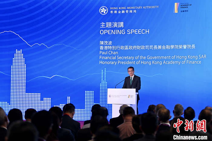 11月3日，香港金融管理局舉辦的國(guó)際金融領(lǐng)袖投資峰會(huì)在港交所的香港金融大會(huì)堂舉行“與國(guó)際投資者對(duì)話”研討會(huì)，特區(qū)政府財(cái)政司司長(zhǎng)陳茂波作主題演講。 <a target='_blank' href='/'>中新社</a>記者 李志華 攝