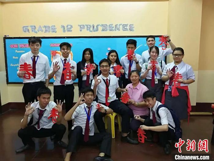 資料圖。圖為吳立喜通過教授剪紙技藝，為菲律賓能仁中學高二學生講述中國傳統(tǒng)文化?！橇⑾补﹫D