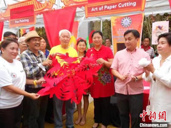 資料圖。吳立喜的剪紙作品受到菲律賓民眾的喜愛?！橇⑾补﹫D