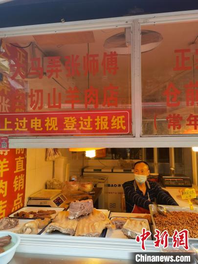 大馬弄里，銷售白切山羊肉的店鋪 謝盼盼 攝