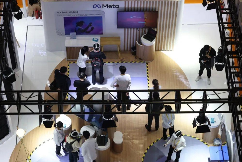 △11月5日，參觀者在第五屆進(jìn)博會(huì)人工智能專區(qū)體驗(yàn)“元宇宙”應(yīng)用。