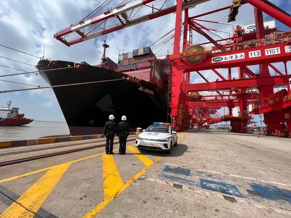 △10月15日，馬紹爾群島籍“阿拉伯迪赫爾”貨輪，運(yùn)載著第五屆進(jìn)博會(huì)西班牙展品，靠泊洋山深水港四期碼頭。