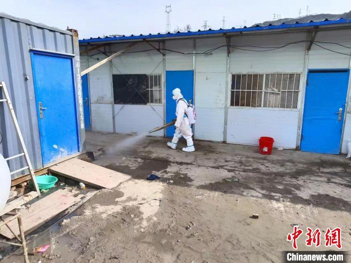 正在進(jìn)行消殺工作的李曉艷。　李曉艷提供