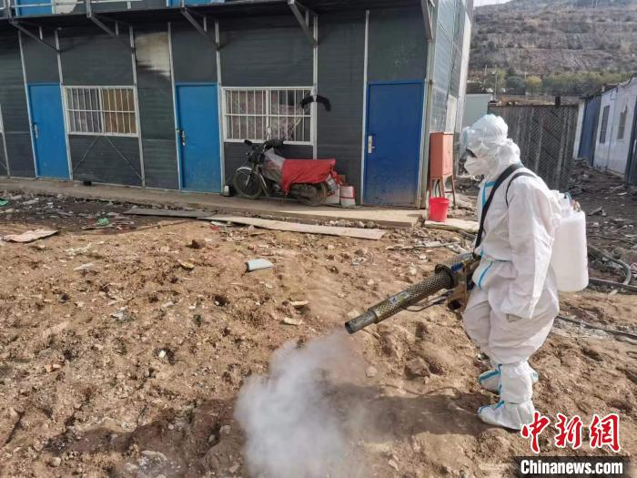 正在進(jìn)行消殺工作的李曉艷?！±顣云G提供